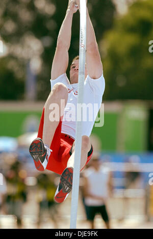 Jul 09, 2004 ; Los Angeles, CA, USA ; Jeremy Scott est en compétition dans l'épreuve du saut à la perche sur le premier jour de la piste américaine de 2004 et les essais sur le terrain au stade de Hornet. Banque D'Images