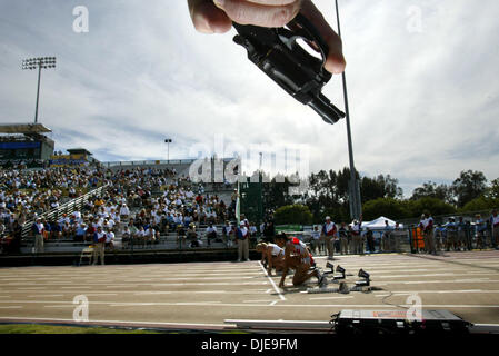 Jul 09, 2004 ; Los Angeles, CA, USA ; Le pistolet d'entrées au-dessus de la tête des coureurs sur le premier jour de la piste américaine de 2004 et les essais sur le terrain au stade de Hornet. Banque D'Images