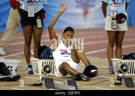 Jul 09, 2004 ; Los Angeles, CA, USA ; Marion Jones salue la foule avant le début de la ronde préliminaire de 100 mètres de la première journée de la voie américaine de 2004 et les essais sur le terrain au stade de Hornet. Banque D'Images