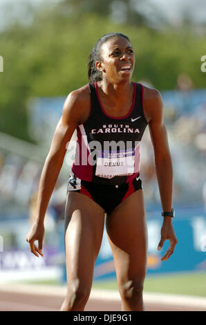 Jul 09, 2004 ; Los Angeles, CA, USA ; LASHINDA DEMUS se tourne vers le tableau de bord pour son temps dans le 400 m haies femmes ronde préliminaire sur le premier jour de la piste américaine de 2004 et les essais sur le terrain au stade de Hornet. Banque D'Images