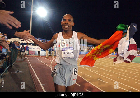 Jul 09, 2004 ; Los Angeles, CA, USA ; MEB KEFLEZIGHI vainqueur du 10 000 mètres a établi un nouveau record olympique des États-Unis lors de la première journée de la voie américaine de 2004 et les essais sur le terrain au stade de Hornet. Banque D'Images