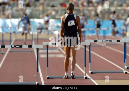 Jul 09, 2004 ; Los Angeles, CA, USA ; DERRICK ADKINS tire de blessés dans la mens 400 m haies lors de la première journée de la voie américaine de 2004 et les essais sur le terrain au stade de Hornet. Banque D'Images