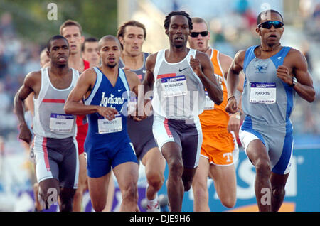 Jul 09, 2004 ; Los Angeles, CA, USA ; KHADEVIS ROBINSON dirige et termine premier au 800 mètres. JEBREH HARRIS, droite, ne cesse de fermer et termine deuxième en chaleur 1 800 mètres de l'exécuter. le premier jour de la piste américaine de 2004 et les essais sur le terrain au stade de Hornet. Banque D'Images