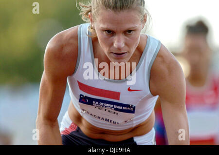 Jul 09, 2004 ; Los Angeles, CA, USA ; NICOLE TETER se concentre au début de la course de 800 mètres de la première journée de la voie américaine de 2004 et les essais sur le terrain au stade de Hornet. Banque D'Images