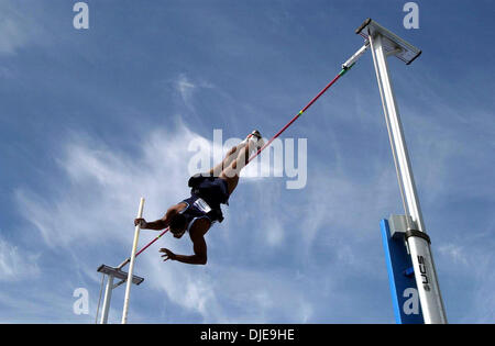 Jul 09, 2004 ; Los Angeles, CA, USA ; du triple saut LAWRENCE JOHNSON fait concurrence sur le premier jour de la piste américaine de 2004 et les essais sur le terrain au stade de Hornet. Banque D'Images