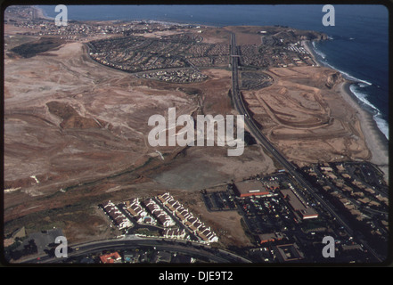 Une vue aérienne du développement des terres stoppé entre Laguna Beach et San Clemente, mettant en valeur les constructions inachevées. Banque D'Images