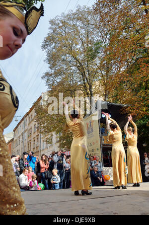 Événements festifs : concerts, spectacles, projections de films ont eu lieu sur trois jours de fête dédiée à la 650e anniversaire de la cathédrale arménienne de Lviv Banque D'Images