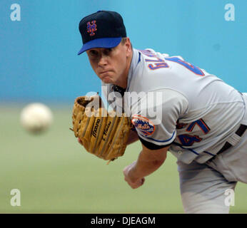 10 juil 2004, Miami, FL, USA ; New York Mets' le lanceur partant TOM GLAVINE emplacements dans la 4e manche au cours de la Nouvelle York Mets v.Floride Marlins baseball jeu, samedi 10 juillet 2004 à Pro Player Stadium à Miami, FL. La Floride Marlins défait les Mets de New York 5-2. Banque D'Images