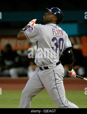 10 juil 2004, Miami, FL, USA ; New York Mets' FALAISE FLOYD le voltigeur des mouches au champ gauche dans la 7e manche au cours de la Nouvelle York Mets v.Floride Marlins baseball jeu, samedi 10 juillet 2004 à Pro Player Stadium à Miami, FL. La Floride Marlins défait les Mets de New York 5-2. Banque D'Images