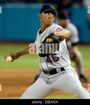 10 juil 2004, Miami, FL, USA ; New York Mets' relief pitcher JOSE PARRA emplacements de Miguel Cabrera dans la 7e manche au cours de la Nouvelle York Mets v.Floride Marlins baseball jeu, samedi 10 juillet 2004 à Pro Player Stadium à Miami, FL. La Floride Marlins défait les Mets de New York 5-2. Banque D'Images