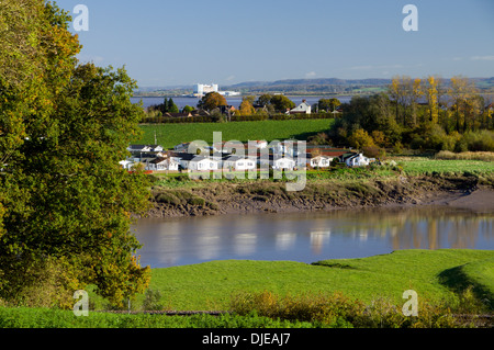 Voir l'ensemble à la rivière Severn de la Galles chemin côtier, Chepstow. Banque D'Images