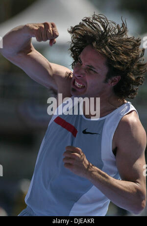 Jul 11, 2004 ; Los Angeles, CA, USA ; TOBY STEVENSON réagit après sa tentative à la perche sur la troisième journée du procès à la piste 2004 Piste américaine et les essais sur le terrain au stade de Hornet, dimanche, 11 juillet 2004. Banque D'Images