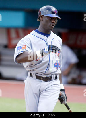 Mai 11, 2004, Miami, FL, USA ; New York Mets' champ centre MIKE CAMERON radiée en 7e manche au cours de la Nouvelle York Mets c. Florida Marlins baseball jeu, dimanche 11 juillet 2004 à Pro Player Stadium à Miami, FL. La Floride Marlins défait les Mets de New York 5-2. Banque D'Images