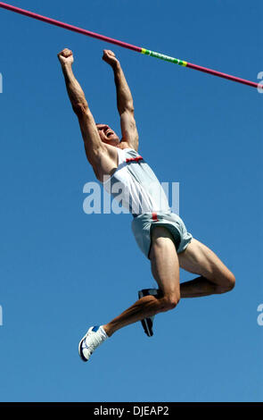 Jul 11, 2004 ; Los Angeles, CA, USA ; TIMOTHY MACK efface 19'4.25'' pour gagner la mens à la perche sur la troisième journée de la voie américaine de 2004 et les essais sur le terrain au stade Hornet Banque D'Images