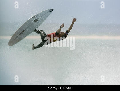 Jul 14, 2004 ; Jeffrey's Bay, Afrique du Sud ; deux fois régnant ASP champion du monde ANDY IRONS (Haw), Kauai affirme sa victoire après avoir remporté le Billabong Pro titre à Supertubes, Jeffrey's Bay, Afrique du Sud aujourd'hui. Un fer à repasser marque le seul 10 parfait de l'événement au cours de la finale contre Nathan Hedge (Aus) Couverture de forçage à la deuxième place. Un fer à repasser réclamé 0 000 en prix en argent et 1200 Banque D'Images