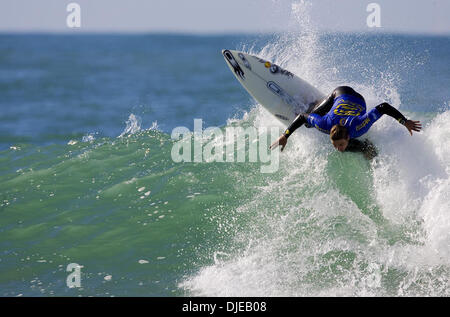 Jul 14, 2004 ; Jeffreys Bay, AFRIQUE DU SUD, ERIC REBIERE (France) perdu à Lee Winkler (Aus) dans la 2e manche du Billabong Pro. Rebiere terminé 33e égal et pockted 400 en prix en argent. Le Billabong Pro est le cinquième de 12 événements sur le 2004 Championnat du Monde ASP mens favorise Tour (WCT) et dispose de la top 45 surfeurs dans monde et trois wild card les surfeurs. Banque D'Images