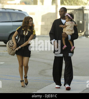 Jul 15, 2004 ; Los Angeles, CA, USA ; KOBE BRYANT avec femme VANESSA LAINE et sa fille NATALIA arrivent à la Los Angeles Lakers training centre d'annoncer son nouveau sept ans avec les Lakers de Los Angeles. Banque D'Images