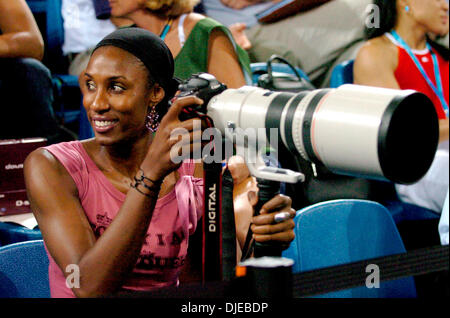 Aug 21, 2004 ; Athènes, Grèce ; membre de l'équipe de basket-ball olympique américaine Lisa Leslie montres et prend des photos. Banque D'Images