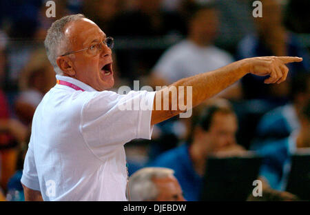 Aug 21, 2004 ; Athènes, Grèce, entraîneur de basket-ball Olympique Américain Larry Brown hurle pendant la perte des Américains à la Lituanie. Banque D'Images