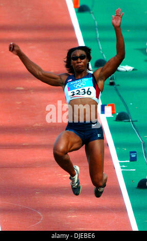 Aug 21, 2004 ; Athènes, Grèce ; athlète olympique américaine Shelia Burrell fait concurrence au saut en partie de l'heptathlon. Banque D'Images