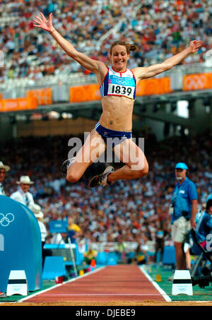 Aug 21, 2004 ; Athènes, Grèce ; athlète olympique américaine Kelly Sotherton fait concurrence au saut en partie de l'heptathlon. Banque D'Images