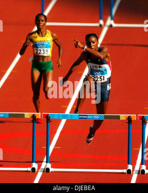 Aug 21, 2004 ; Athènes, Grèce ; athlète olympique américaine Lashinda Demus, droite, présente sur le 400 mètres haies le tour préliminaire. La photo est aussi Debbie-Ann Parris Banque D'Images