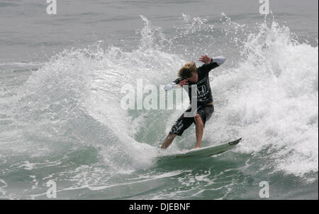 Aug 01, 2004 ; Huntington Beach, CA, USA ; surfeur australien TAJ BURROW attrape une vague avec style et gagne l'US Open 2004 Honda championnats de surf à Huntington Beach. Banque D'Images