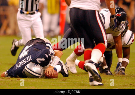 Aug 14, 2004 ; Houston, TX, USA ; Dalls Cowboys # 7 appelle l'Henson est saccagée au 3ème trimestre par la défense des Houston Texans au Reliant Stadium. Les Texans de Houston a gagné contre Dallas Cowboys 18-0. Banque D'Images