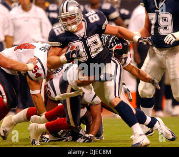 Aug 14, 2004 ; Houston, TX, USA ; Dalls Cowboys # 82 JASON WITTEN trys pour se libérer de la défense des Houston Texans au 3e trimestre au Reliant Stadium. Les Texans de Houston a gagné contre Dallas Cowboys 18-0. Banque D'Images