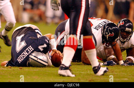 Aug 14, 2004 ; Houston, TX, USA ; Dallas Cowboys DREW HENSON est saccagée par les Texans Hosuton D. J RENTERIA et ANTWAN PEEK au Reliant Stadium à Houston. Les Texans de Houston a gagné contre Dallas Cowboys 18-0. Banque D'Images