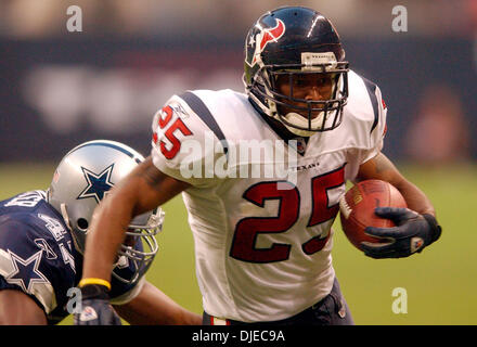 Aug 14, 2004 ; Houston, TX, USA ; Houston Texans # 25 TONY HOLLINGS cherche des coureurs, comme Dallas # 47 PETE HUNTER sentiers à jouer au cours du 2e trimestre au Reliant Stadium. Les Texans de Houston a gagné contre Dallas Cowboys 18-0. Banque D'Images