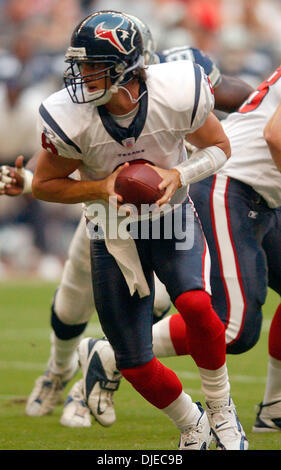 Aug 14, 2004 ; Houston, TX, USA ; Houston Texans # 8 DAVID CARR se prépare pour une main-off au 1er trimestre au Reliant Stadium. Les Texans de Houston a gagné contre Dallas Cowboys 18-0. Banque D'Images