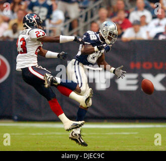 Aug 14, 2004 ; Houston, TX, USA ; Houston Texans # 23 Dunta Robinson se brise une note destinée aux Cowboys de Dallas # 88 ANTONIO BRYANT au cours du 2e trimestre au Reliant Stadium. Les Texans de Houston a gagné contre Dallas Cowboys 18-0. Banque D'Images