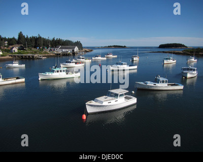 La Nouvelle Angleterre traditionnels bateaux amarrés sur un cal dimanche ensoleillé en Corée du Maine, USA Banque D'Images