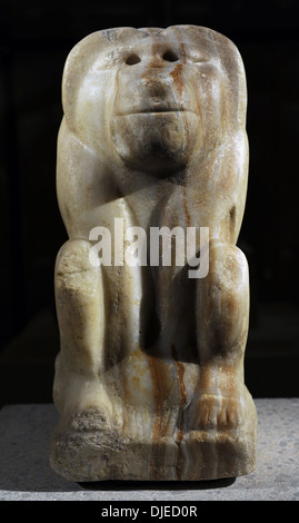 Le babouin. Personnage assis avec le cartouche du roi Narmer. I. Dynastie Début période dynastique. 3000 BC. La calcite et de l'albâtre. Banque D'Images