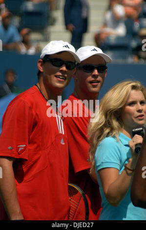 Aug 28, 2004 ; New York, NY, USA ; tennis player Bob Bryan et son frère avec l'actrice JOANNA GARCIA aux 2004 Arthur Ashe Kids Day avant le début de l'US Open à Flushing Meadows. Banque D'Images