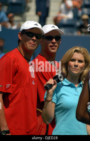 Aug 28, 2004 ; New York, NY, USA ; tennis player Bob Bryan et son frère avec l'actrice JOANNA GARCIA aux 2004 Arthur Ashe Kids Day avant le début de l'US Open à Flushing Meadows. Banque D'Images