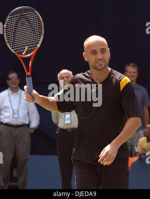 Aug 28, 2004 ; de Flushing Meadows, New York, USA ; star du tennis Andre Agassi lors d'un match d'exhibition à l'Arthur Ashe Kids Day 2004 Cérémonie à l'US Open à Flushing Meadows, stade NY le samedi 28 août 2004. Banque D'Images