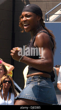 Aug 28, 2004 ; de Flushing Meadows, New York, USA ; star du tennis SERENA WILLIAMS à l'Arthur Ashe Kids Day 2004 Cérémonie à l'US Open à Flushing Meadows, stade NY le samedi 28 août 2004. Banque D'Images