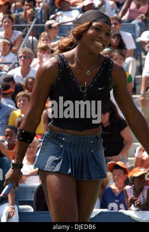 Aug 28, 2004 ; de Flushing Meadows, New York, USA ; star du tennis SERENA WILLIAMS à l'Arthur Ashe Kids Day 2004 Cérémonie à l'US Open à Flushing Meadows, stade NY le samedi 28 août 2004. Banque D'Images