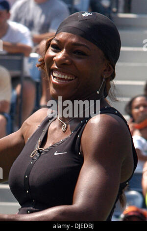 Aug 28, 2004 ; de Flushing Meadows, New York, USA ; star du tennis SERENA WILLIAMS à l'Arthur Ashe Kids Day 2004 Cérémonie à l'US Open à Flushing Meadows, stade NY le samedi 28 août 2004. Banque D'Images
