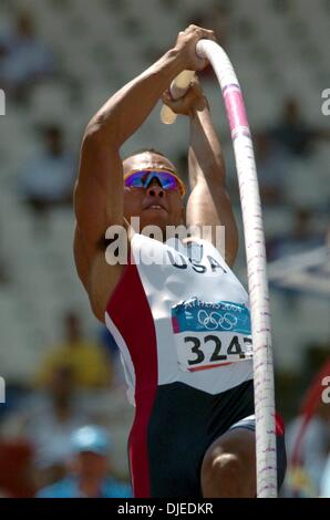 SPORTS : KRT HISTOIRE SLUGGED OLY VOIES KRT PHOTO PAR KARL MONDON/Contra Costa Times (24 août) ATHÈNES, GRÈCE -- Bryan Clay des États-Unis participe à la partie de la perche dans le décathlon des Jeux Olympiques de 2004 le mardi 24 août 2004. (Gsb) 2004 (Crédit Image : Karl Mondon/Temps de Contra Costa/ZUMA Press) Banque D'Images