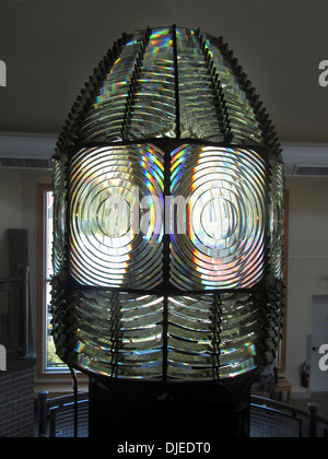 La lentille de Fresnel vieux phare de l'île de l'incendie, désormais logé dans un musée à côté du phare sur Fire Island , New York. Banque D'Images