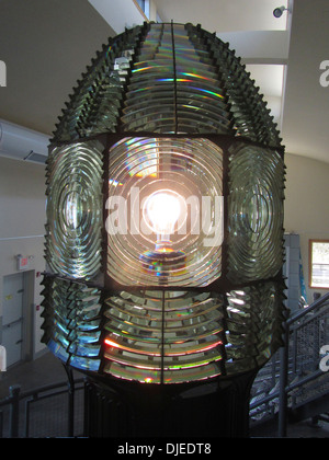 La lentille de Fresnel vieux phare de l'île de l'incendie, désormais logé dans un musée à côté du phare sur Fire Island , New York. Banque D'Images