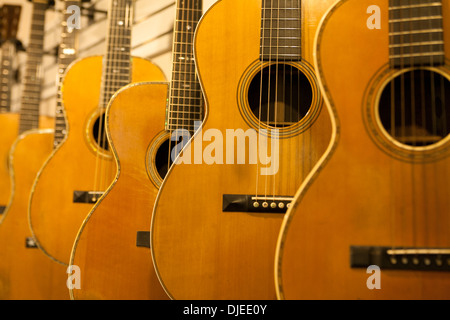 Des guitares acoustiques en bois en vente dans un magasin de musique Banque D'Images