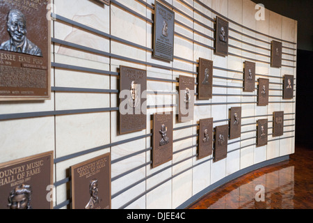 De nombreuses plaques commémoratives reconnaissant stars dans la profession de la musique country au Country Music Hall of Fame à Nashville, TN, USA Banque D'Images