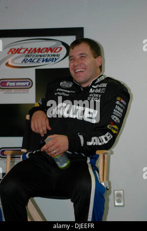 10 Sep 2004, Richmond, VA, USA ; Chevy Rock and Roll pole gagnant Ryan Newman a un rire de la conférence de presse qui a suivi la qualification au Richmond International Raceway. Banque D'Images