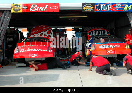 10 Sep 2004, Richmond, VA, USA ; Dale Earnhardt, Jr. et Jeff Gordon's cars obtenir quelques adustments effectuée dans le garage au Richmond International Raceway. Banque D'Images