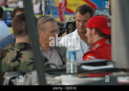 Sep 11, 2004 ; Richmond, VA, États-Unis d'Amérique ; Secrétaire de la Défense Donald Rumsfeld parle avec le pilote de Nascar Dale Earnhardt Jr. avant la 'Chevy Rock & Roll 400' au Richmond International Raceway. Banque D'Images