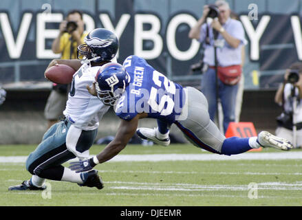 Sep 12, 2004 ; Philadelphia, PA, USA ; Eagles' quarterback DONOVAN MCNABB (5) est abordé par BARRETT GREEN (52) après l'exécution de 6 verges au 2ème trimestre les Giants de New York c. Philadelphia Eagles football game au Lincoln Financial Field à Philadelphie, PA, dimanche 12 septembre 2004. L'Eagles défait les géants 31-17. Banque D'Images